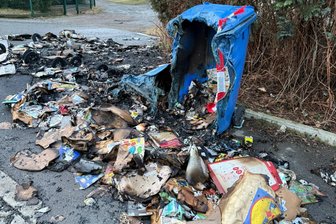 Freiberg: Alle zehn Tage brennen Mülltonnen – 18 Fälle in sechs Monaten - Nur noch Schutt und Asche übrig: Nach dem Brand einer Mülltonne an der Silberhofstraße in Freiberg.