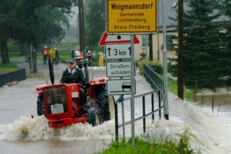Freiberg: Als das Wasser kam -  Land unter im August 2002 in Weigmannsdorf. 