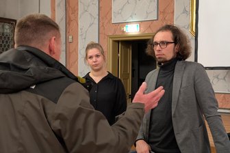 Freiberg: Anwohner der Jungestraße entscheiden über Hausfassade und sorgen sich um Parkplätze - Baubürgermeister Martin Seltmann (r.) und Daniela Brauer (m.) vom Planungsbüro diskutieren mit Anwohnern zum Wohnungsbau an der Jungestraße.