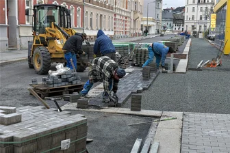 Freiberg: Arbeiten an Schönlebestraße gehen dem Ende entgegen - Mitarbeiter der Firma Andreas Adam aus Sayda führen auf der Schönlebestraße in Freiberg Arbeiten am Fußweg aus.