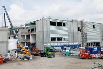 Freiberg: Arbeiter bei Elektro-Unfall schwer verletzt - Auf dem Werksgelände der Siltronic AG in Freiberg hat sich am Mittwoch ein schwerer Arbeitsunfall ereignet. 