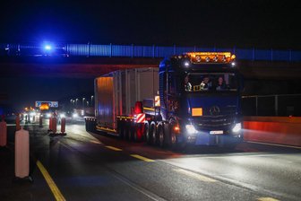 Freiberg atmet vorerst befreit auf: Wohl kein Atommüll-Endlager in der Stadt des Bergbaus - In der Nacht zum Mittwoch fuhr dieser Schwerlasttransporter mit einem Atommüllbehälter von der A 3 in Höhe Bottrop auf die A 31 in Richtung Münsterland. Neben diesem sind noch weitere Castor-Transporte durch Nordrhein-Westfalen von Jülich ins Zwischenlager Ahaus geplant.