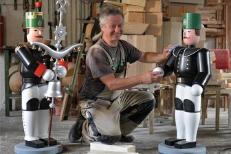 Freiberg: Attacke gegen Christmarktpyramide verlängert Haftstrafe um einen Monat - Peter Gläßer hatte die Figuren für die neue Freiberger „Original Bergmannspyramide" in seiner Firma in Neuhausen angefertigt. Das Archivbild von 2020 zeigt ihn mit einem Schellenbaumträger (links) und einem Häuer, der eine Standarte tragen soll.