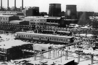 Freiberg: Ausstellung über NS-Verbrechen des Chemiekonzerns IG Farben - Das Konzentrationslager der IG Farben in Auschwitz: Eine Ausstellung in Freiberg beleuchtet die NS-Verbrechen des Konzerns.