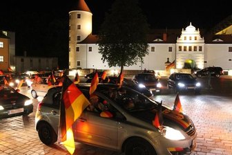 Freiberg: Autokorso ruft die Polizei auf den Plan - Lustig, aber nicht legal: Der Autokorso nach dem EM-Fußballspiel Deutschland gegen Dänemark rollte in der Nacht zu Montag auch über den Schlossplatz in Freiberg - aber der ist Fußgängerzone.