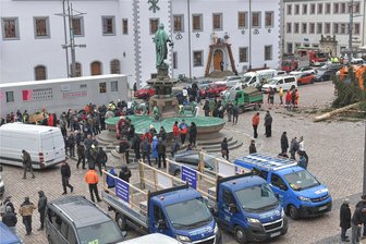 Freiberg: Autokorso startet gen Dresden - Auf dem Obermarkt in Freiberg hat sich am Montagvormittag ein Autokorso zu einer Protestfahrt nach Dresden formiert. Zuvor waren bereits Traktoren, Lkw und Transporter in Konvois durch die Kreisstadt gerollt.