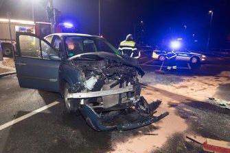 Freiberg: Autos krachen auf Kreuzung ineinander - zwei Verletzte - Auf der Kreuzung B 101/B 173 in Freiberg sind bei einem Unfall in der Nacht zu Donnerstag zwei Personen verletzt worden.
