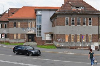 Freiberg: Bauantrag für Ex-Poliklinik eingereicht - Die einstige Poliklinik am Roten Weg in Freiberg soll saniert werden. Die Städtische Wohnungsgesellschaft will in dem von Georg Salzmann entworfenen Komplex ein Gesundheitszentrum etablieren.