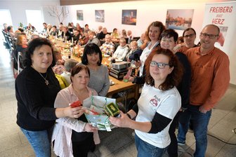 Freiberg: Bedürftige Menschen bei Weihnachtsfeier in der Häuerstube - Bei der Weihnachtsfeier von „Freiberg zeigt Herz " mit Unterstützung von „Irish Inn“: Claudia Sypniewski, Marlen Herrmann-Müller, Marion Schönfeld, Heike Matschos, Anke Hänig, Jan Song King, Silvio Herrmann und Monika Busch (v.l.).