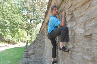 Freiberg bekommt Boulderparadies an der Stadtmauer - Marcus Schwarz ist leidenschaftlicher Kletterer und bouldert gern im Freien. Nun geht das auch in Freiberg am Donatsring an der Stützmauer gegenüber der Stadtmauer.