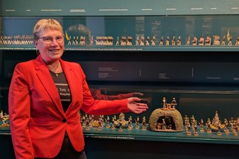 Freiberg bekommt seltene Mini-Bergparade aus dem Erzgebirge geschenkt - Die Freiberger Museumsdirektorin Andrea Riedel ist stolz und dankbar für die einzigartige Schenkung.