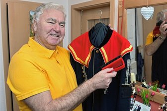 Freiberg: Bergakademist pflegt seinen Habit - Horst Weber engagiert sich ehrenamtlich als Gästeführer in Freiberg. Als Bergakademist führt er Gäste durch die Silberstadt, gestaltet auch Veranstaltungen für Kinder und Schüler. Er pflegt sein Habit, die Paradeuniform eines Bergakademisten. 