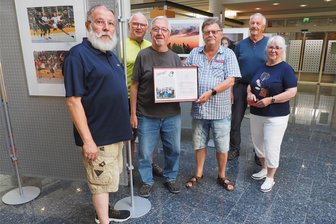 Freiberg: Berthelsdorfer Fotofreunde zeigen in der Sparkasse „Sehenswertes“ - Das Aufbauteam (v. l.): Volker Neuhäuser, Matthias Hänig, Gerd Klemm, Jürgen Schreiber, Dieter Murrar und Barbara Ledig.