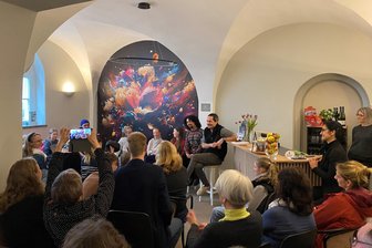 Freiberg: BiB-Foyer wird lebendiger Ort der Begegnung zur Kulturhauptstadt Chemnitz 2025 - Im BiB-Foyer des Mittelsächsischen Theaters in Freiberg fand die Preview zum Stück „Der Clown und Europa“ statt.