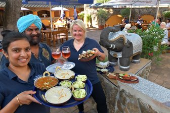 Freiberg: Biergärten haben Hochsaison - Das Lokal „Maharani“ in Freiberg, hier Payal Patel, Gurmukh Singh und Romy Weiß (v.l.), hat einen neuen Biergarten.