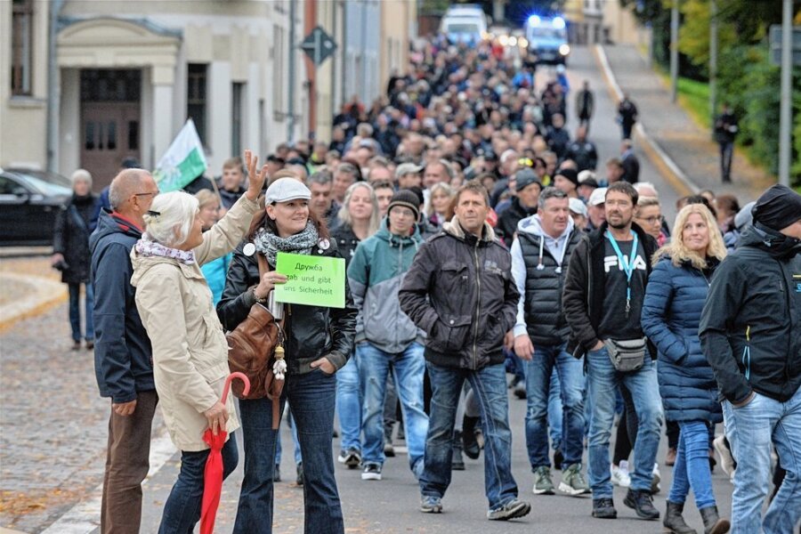 Freiberg: Bis zu 1000 Menschen am Tag der Deutschen Einheit auf den Straßen - Laut Polizei versammelten sich in Freiberg etwa 950 Menschen zum sogenannten "Spaziergang" am  Tag der Deutschen Einheit. 