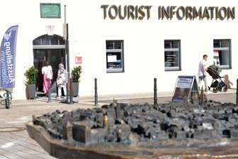 Freiberg: Blick hinter die Kulissen von Geschäften und Läden - An der Tourist-Information am Schloßplatz in Freiberg startet die Entdecker-Tour „Ladengeflüster“.