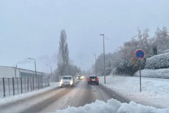Freiberg/Brand-Erbisdorf: Verkehrschaos nach dem ersten Schnee - Winterliche Straßenverhältnisse auch auf der Halsbrücker Straße in Freiberg.