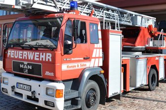 Freiberg: Brennende Mülltonnen beschädigen Hausfassade - In Freiberg griff ein Brand auf die Fassade eines Mehrfamilienhauses über.