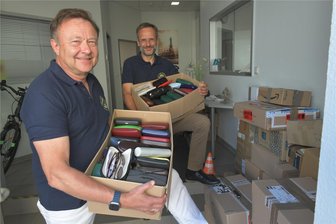 Freiberg: Brillen für die dritte Welt - Spende für Menschen in der dritten Welt: In dieser Woche wurden in Freiberg 26 Kisten mit ungefähr 3000 Brillen für den Weiterversand verladen. Im Bild Versicherungsmakler Mario Beckert (l.), der Organisator der Spendenaktion, und Präsident Lars Franke vom Lions Club Freiberg. „Auch weiterhin können Freiberger ihre gebrauchten Brillen in der Borngasse 5 a abgeben“, so Beckert.