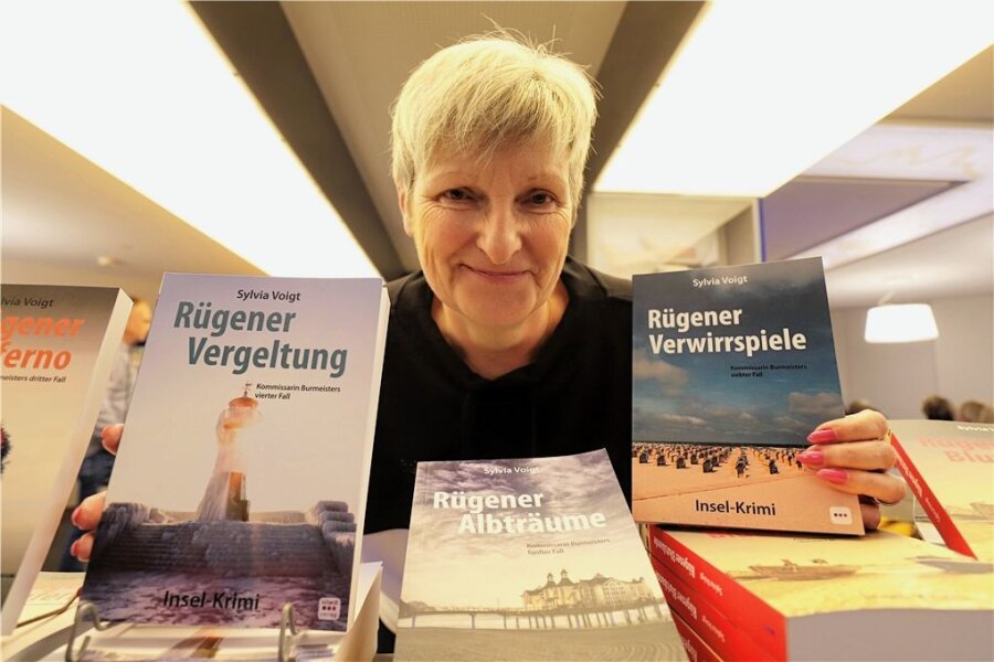 Freiberg-Bücher: Neuerscheinungen mit Bezug zur Silberstadt - Die Freiberger Krimi-Autorin Sylvia Voigt hat mit "Rügener Verwirrspiele" ihren siebenten Roman vorgelegt. Auf einen achten Band können sich ihre Fans für den Herbst freuen. 