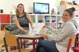 Freiberg: Bund kürzt Zuschuss für Buntes Haus - Im „Bunten Haus“ in Freiberg bastelt und malt die 14-jährige Gina gemeinsam mit Sozialpädagogin Sabrina Angermann. Sie sagt: „Ich komme seit zwei Jahren regelmäßig her, treffe hier Freunde. Wir basteln und spielen zusammen, haben einfach auch viel Spaß miteinander".