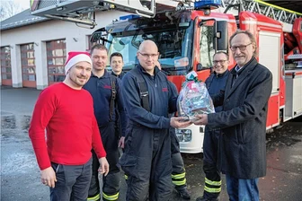 Freiberg dankt seinen Alltagshelden an den Feiertagen - An Feuerwache Freiberg übergaben Holger Reuter (r.) und Philipp Preißler (l.) ein Präsent an Sandro Lange.
