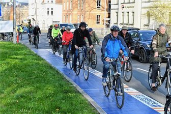 Freiberg: Darum sehen sich mehr als 80 Prozent der Radfahrer in Gefahr - Am 27. April dieses Jahres war auf der Schillerstraße in Freiberg für etwa 30 Minuten ein Pop-up-Radweg eingerichtet worden. Insgesamt beteiligten sich rund 65 Radfahrer an der Kundgebung - sie sorgen sich vor allem um die eigene Sicherheit im Freiberger Straßenverkehr. 