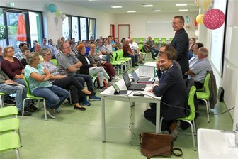 Freiberg: Debatte um Hochwasserschutz schlägt hohe Wellen - Einwohnerversammlung am Dienstagabend zum Hochwasserschutz im Münzbachtal in Freiberg mit Oberbürgermeister Sven Krüger (parteilos), weiteren Mitarbeitern der Stadtverwaltung (vorn Philipp Preißler), und Uwe Graner, Leiter des Eigenbetriebs Freiberger Abwasserbeseitigung in der Aula/Mensa der Agricolaschule.