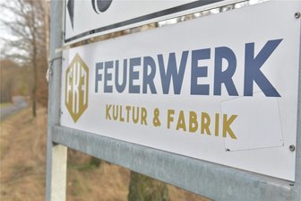 Freiberg: Der Einstieg des Weco-Nachfolgers ins Feuerwerksgeschäft - Am Pulvermühlenweg in Freiberg weist ein Schild den Weg zur Feuerwerk Kultur & Fabrik. Das Unternehmen hat aktuell 16 Mitarbeiter. Es ist in die Fußstapfen der Weco Pyrotechnische Fabrik GmbH getreten, die sich zum Jahreswechsel 2021/22 aus der Silberstadt in Sachsen verabschiedet hatte.