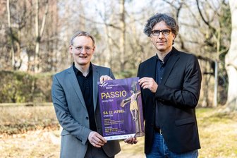 Freiberg: Domgemeinde und Domkantor Albrecht Koch erhalten den ersten Innovationspreis Kirchenmusik - Landeskirchenmusikdirektor Burkhard Rüger (l.) und Domkantor Albrecht Koch mit dem Veranstaltungsplakat.