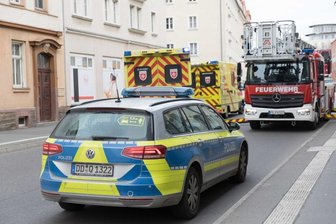 Freiberg: Dreijähriger bei Sturz aus Fenster lebensbedrohlich verletzt - Ein dreijähriger Junge ist am Samstagnachmittag aus einem Fenster im ersten Stock gestürzt. Das Kind kam mit lebensbedrohlichen Verletzungen ins Krankenhaus.