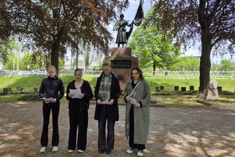 Freiberg ehrt Befreier vom Nationalsozialismus - Nele Bimberg (v. l.), Jule Hölker, Greta Lehnhoff und Marlene Leibiger lasen aus Tagebüchern.