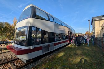 Freiberg: Ein Bus, der auf Schienen fährt - Der Schienenbus Alma auf Sonderfahrt von Freiberg nach Großschirma.
