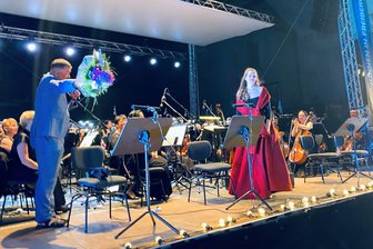 Freiberg: Ein herzlicher Abschied von Sängerin Kirsten Scott - Kirsten Scott erhielt zum Abschied von Freiberg von Intendant Sergio Raonic Lukovic Blumen.