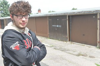 Freiberg: Einbruch in Garage auf dem Wasserberg - Maximilian Koch bemerkte den Einbruchsversuch in die Garage in Freiberg am Dienstag. Mit einem Brecheisen wollten die Täter das Tor aufbiegen. Zudem bohrten sie ins Türschloss. Allerdings brach der Bohrer ab und blieb stecken.