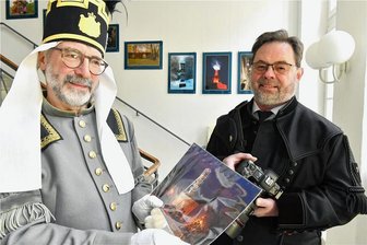 Freiberg: Eine Liebeserklärung an den Bergbau - "Bergbau im Bild" ist derTitel einer Fotoausstellung im Treppenhaus des Landratsamtes in Freiberg. Bei der Vernissage stellte Udo Seltmann (r.) seine Arbeiten auch Wolfram Thiemer vor, der als Hüttenältester gekleidet war. 