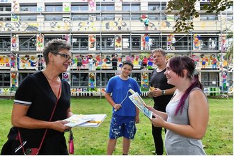 Freiberg: Eine Schule ganz nach Fischer-Art - Die Schüler des Förderzentrums "Käthe Kollwitz" in Freiberg auf dem Wasserberg - hier Pascal (Mitte) und Hannah -  arbeiten mit dem Bornaer Künstler Michael Fischer-Art und ihren Lehrkräften, im Bild Lehrerin Anja Schmidt, an der Fassade. 
