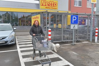 Freiberg: Einkaufen am Rande der Stadt - Der Netto-Markt in Freiberger Stadtteil Neufriedeburg hat am Dienstag wiedereröffnet. Im Bild Anke Dersch aus Wegefarth mit Bichon Karli.