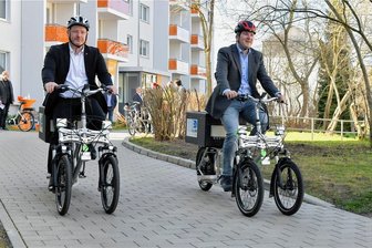 Freiberg: Elektro-Lastenräder ab Juni auf dem Campus - Freibergs OB Sven Krüger und Uniprofessor Bastian Pfleging beim Start des Projektes "Steigt um" im April 2022.
