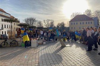 Freiberg: Emotionale Kundgebung für Opfer des Krieges in der Ukraine - An der Aktion gegen den Ukrainekrieg auf dem Freiberger Schlossplatz nahmen zahlreiche Frauen und Kinder aus der Ukraine teil