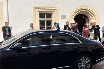 Freiberg empfängt Bundeskanzler Olaf Scholz zum zweiten Mal in vier Monaten - Bundeskanzler Olaf Scholz hatte bereits am 30. August dieses Jahres das Oberbergamt in Freiberg besucht. Das Foto entstand bei der Abfahrt des SPD-Politikers.