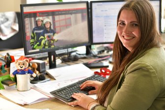 Freiberg: Engagierte Feuerwehrfrau macht Hobby zum Beruf - Linda Göbel leitet die Geschäftsstelle des Kreisfeuerwehrverbandes Mittelsachsen, die sich im Gizef Am St.-Niclas-Schacht 13 in Freiberg befindet. Zuvor war die Geschäftsstelle im DBI, Halsbrücker Straße.