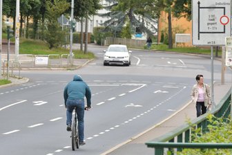 Freiberg entfernt bei Arbeiten am Meißner Ring Radschutzstreifen – Das stößt auf geteiltes Echo - Am Meißner Ring in Freiberg fällt der Radfahrerstreifen weg, das Foto entstand am Samstag. Seit Montag ist die Straße zwischen Halsbrücker Straße und Winklerstraße gesperrt.