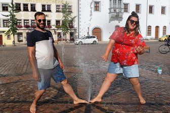 Freiberg: Erfrischung aus den Wasserspielen - Auch Erwachsene wie Sophia und Yehia (Foto) nutzen die in den Obermarkt eingelassenen Wasserspiele für eine willkommene Erfrischung.