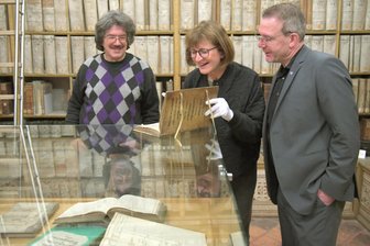 Freiberg erhält restaurierten Schatz aus dem 17. Jahrhundert - Olaf Born (l.) überreicht Archivarin Dr. Ines Lorenz und OB Sven Krüger das Steuerbuch.