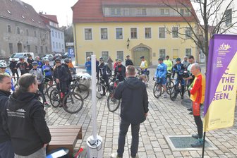 Freiberg: Eröffnung des Purple Path per Radtour in die Kulturhauptstadt-Region - Oberbürgermeister Sven Krüger begrüßt die Radler am Freiberger Silberbrocken.