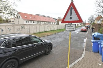 Freiberg: Flickkolonnen ziehen wieder los - Auf der Brückenstraße in Freiberg sollen die Winterschäden am Freitag behoben werden. Voraussetzung sei, heißt es, dass die Witterung nicht zu nass ist. Hier sind bereits Warnschilder „Achtung Straßenschäden“ aufgestellt worden.