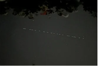 Freiberg: Fliegende Lichterkette am Himmel - Ein Freiberger machte am Donnerstag gegen 21 Uhr diesen Schnappschuss an der Frauensteiner Straße.