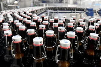 Freiberg: Forscher entwickeln umweltfreundlichere Bierflaschenherstellung - TU Freiberg testet ein Verfahren, das CO₂ beim Braunglas sparen soll.